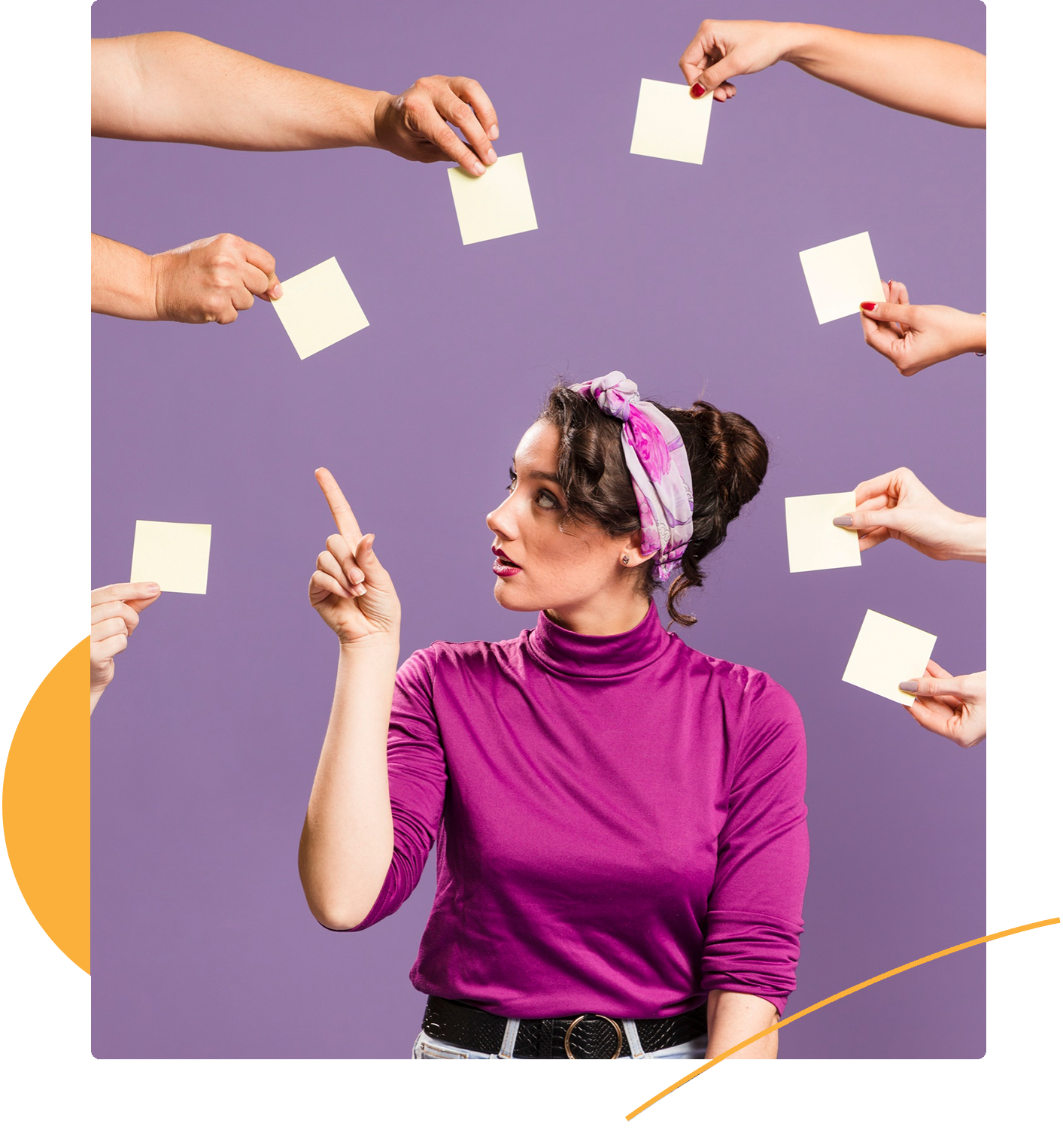 Mujer eligiendo entre varias opciones, representando la elección de servicios audiovisuales