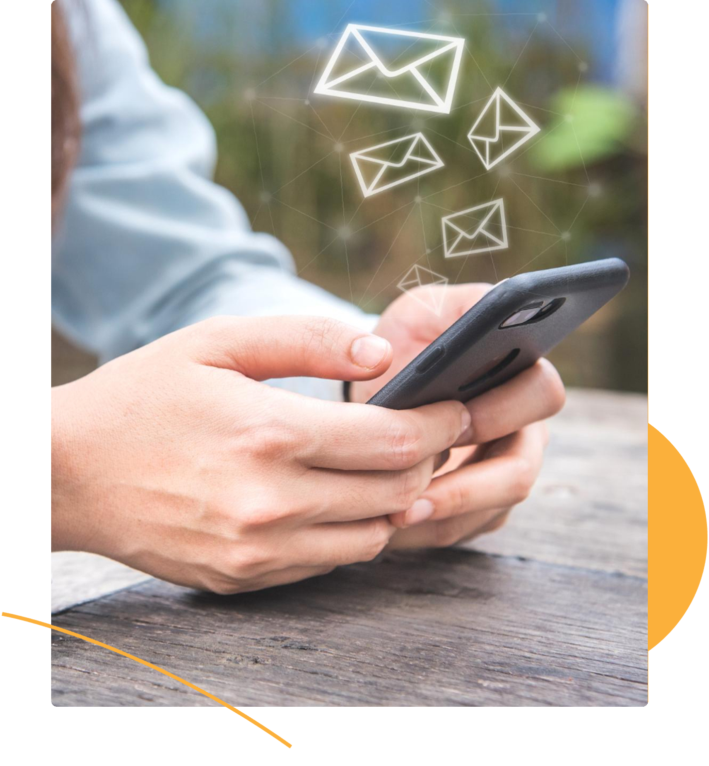 ersona usando el móvil para enviar mensajes en la sección de contacto