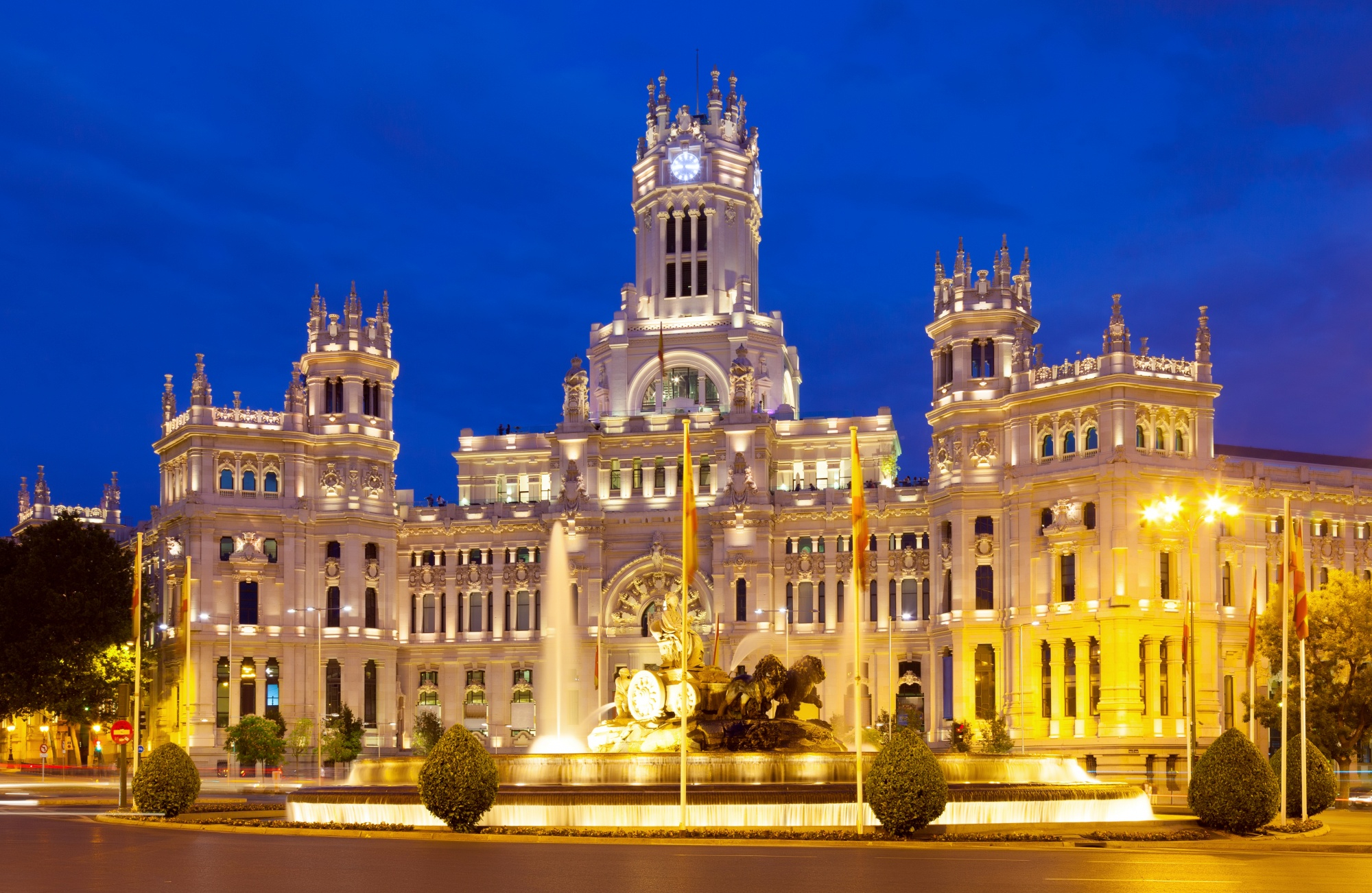 Fachada iluminada del Palacio de Cibeles en Madrid al anochecer