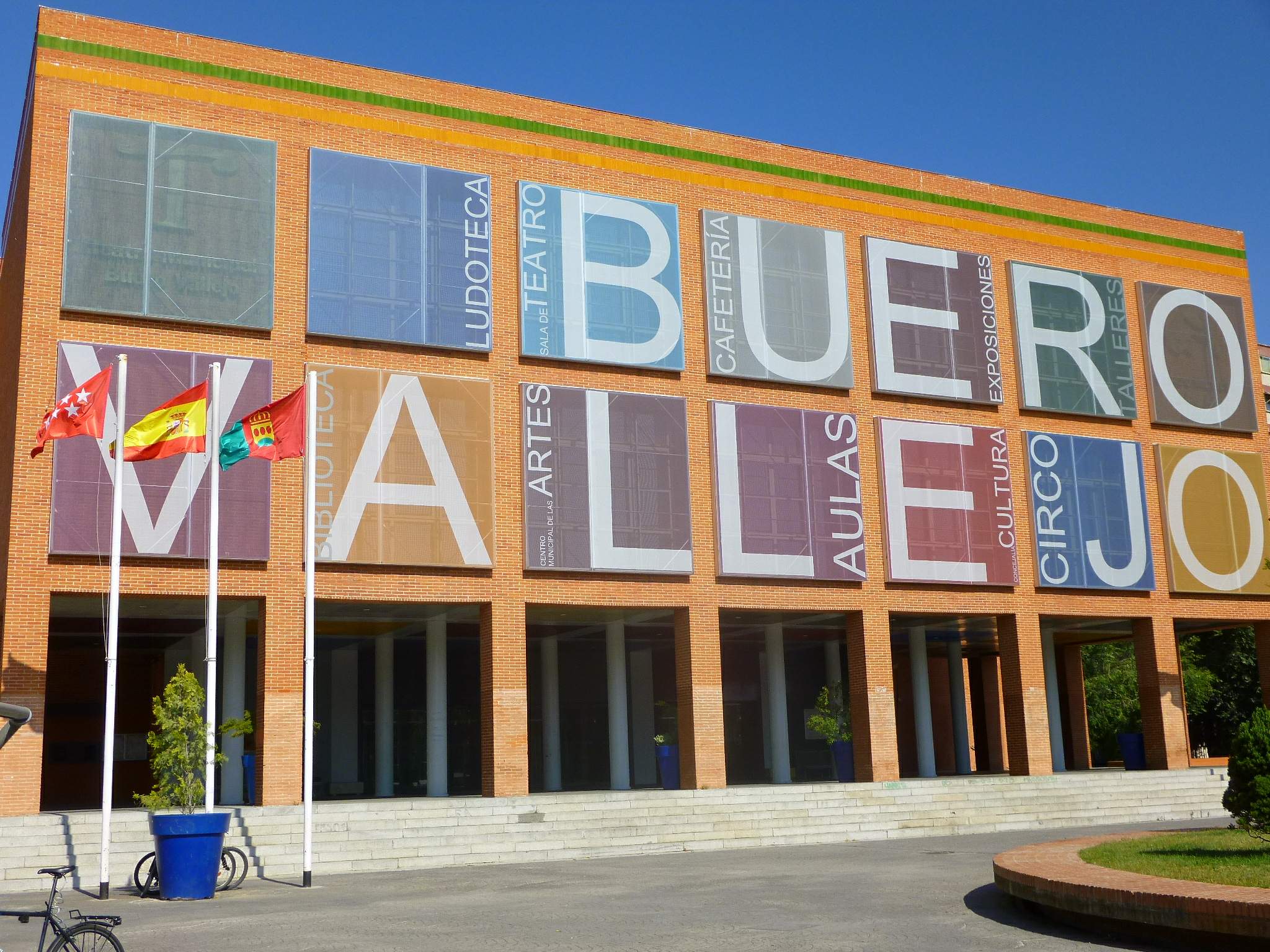 Fachada del Centro Cultural Buero Vallejo en Alcorcón con banderas y cartelería