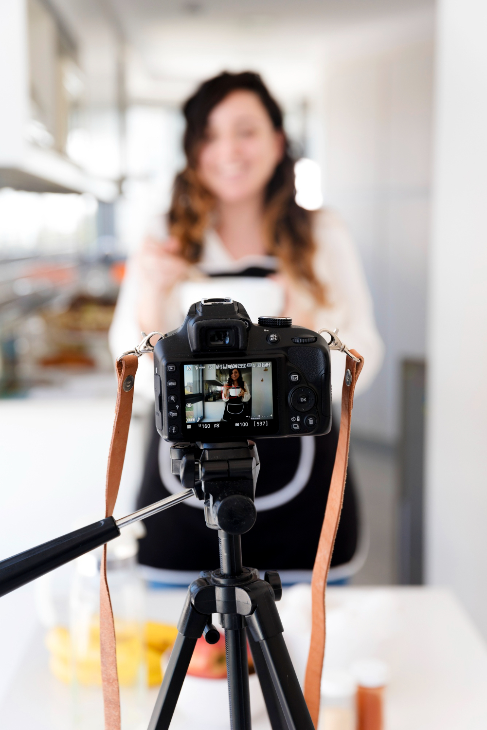 Servicio de grabación de vídeo para empresas y marcas en Madrid Grabación de vídeo profesional con cámara enfocando a una presentadora durante una producción audiovisual