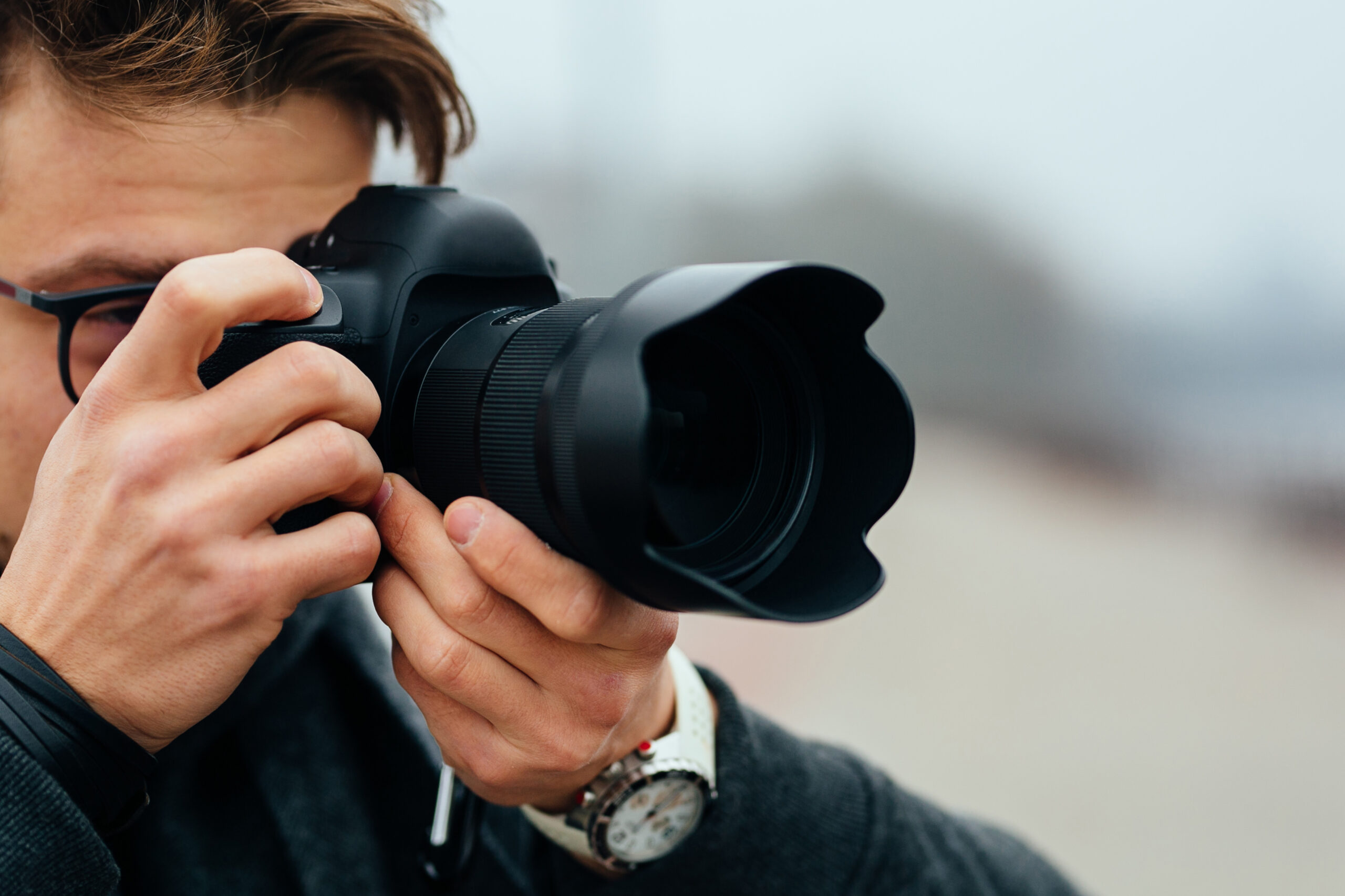 Fotografía profesional para empresas, eventos y marcas en Madrid Fotógrafo profesional capturando imágenes para contenido corporativo y de marca