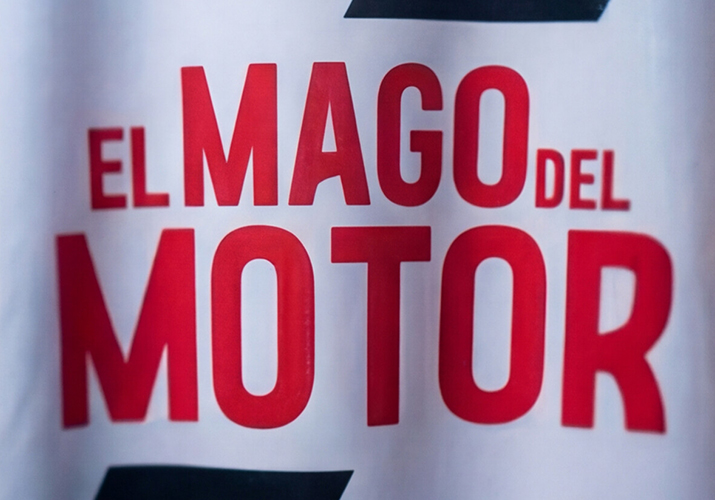 Estampación de camiseta Montdebó | Fotografía de producto Primer plano de la inscripción roja «El Mago del Motor» estampada sobre una camiseta blanca de Montdebó.