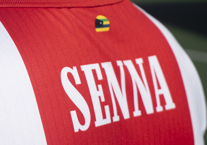 Fotografía de producto Montdebó | Camiseta Ayrton Senna Fotografía de detalle de la espalda de una camiseta roja y blanca Montdebó con el apellido Senna estampado.