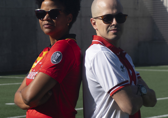 Sesión de fotografía de moda deportiva | Montdebó Dos modelos posan espalda contra espalda con camisetas deportivas de Montdebó inspiradas en pilotos de Fórmula 1.